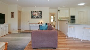 Smart TV - MOUNTAIN THYME - pet friendly comfort (Bright)