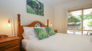 3 bedrooms, desk, iron/ironing board, free WiFi - MOUNTAIN THYME - pet friendly comfort (Bright)