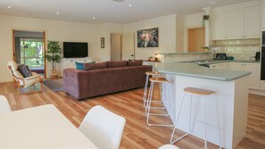 Interior - MOUNTAIN THYME - pet friendly comfort (Bright)