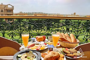 Free daily local cuisine breakfast  - Grand Museum Pyramids Inn (Kirdasah)