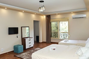 Suite de lujo, 1 habitación, baño privado, vistas al jardín | Minibar, cortinas opacas, tabla de planchar con plancha y wifi gratis