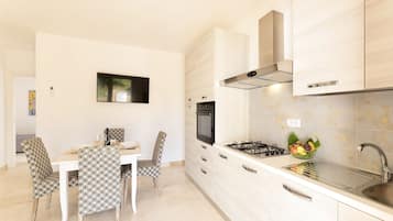 Family Apartment | Dapur peribadi | Peti sejuk, ketuhar, alat memasak/pinggan mangkuk/perkakas dapur