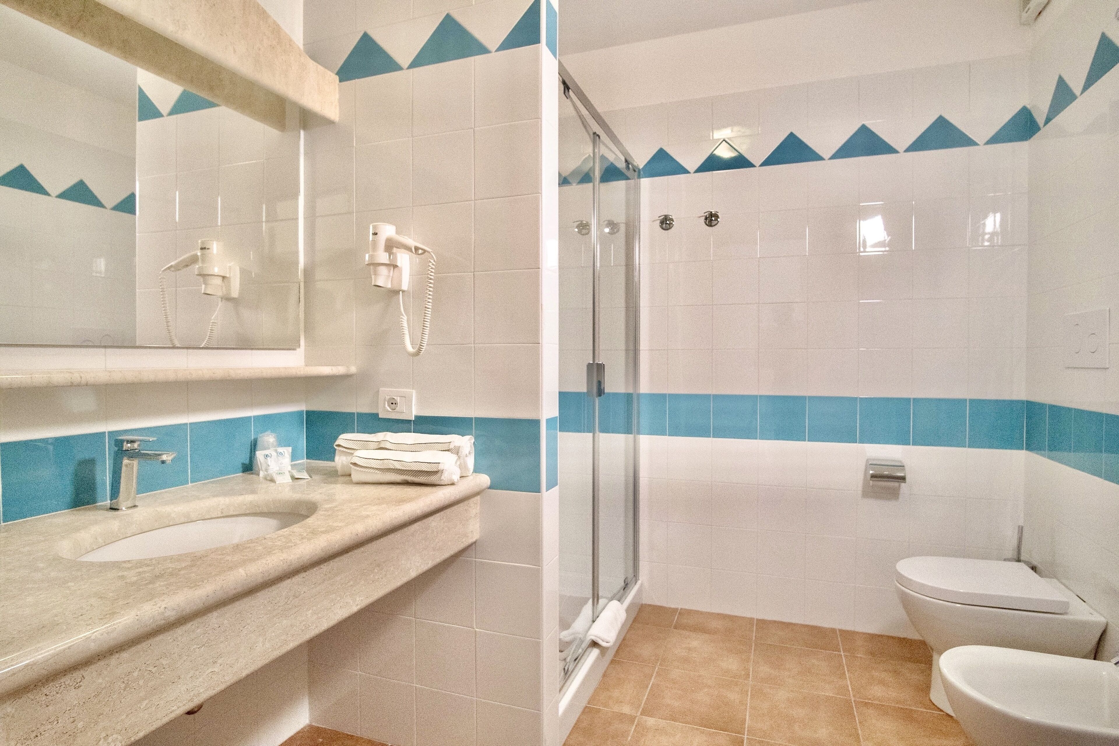 Douche, douche à « effet pluie », sèche-cheveux, bidet