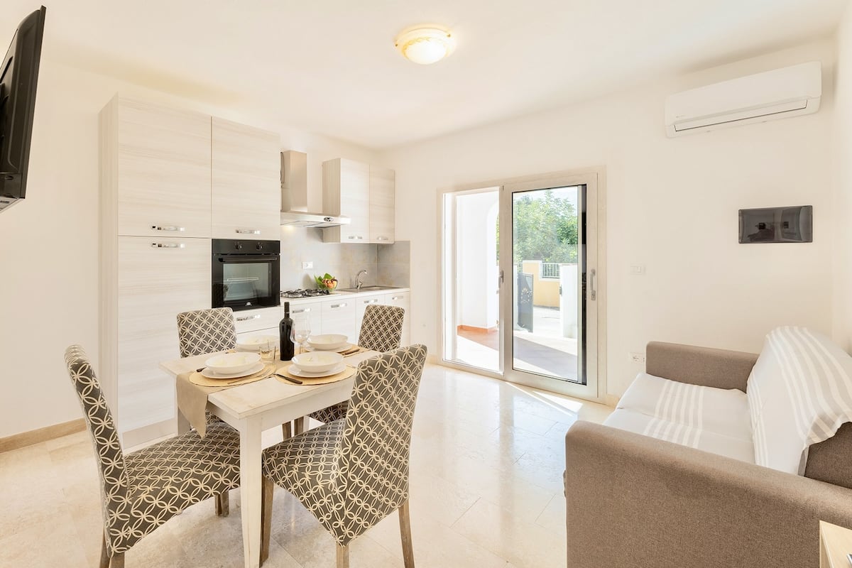 Appartamento familiare | Area soggiorno | TV a schermo piatto 28 pollici con canali via cavo, TV