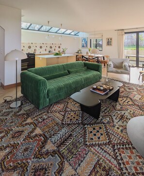 TV, fireplace - Family home with garden, view of the Rance riverbanks (Le Minihic-sur-Rance)