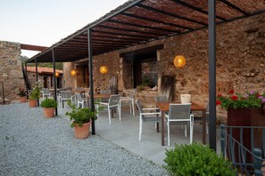 تناول الطعام بالخارج