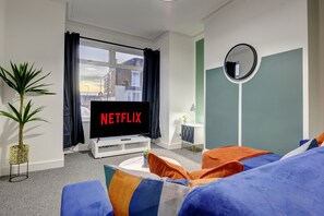 TV - Stylish and Beautiful 3 Bed House (Hull)