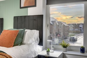 3 عدّة غرف نوم ومكواة/لوح كي وخدمة الإنترنت وملاءات أسرّة