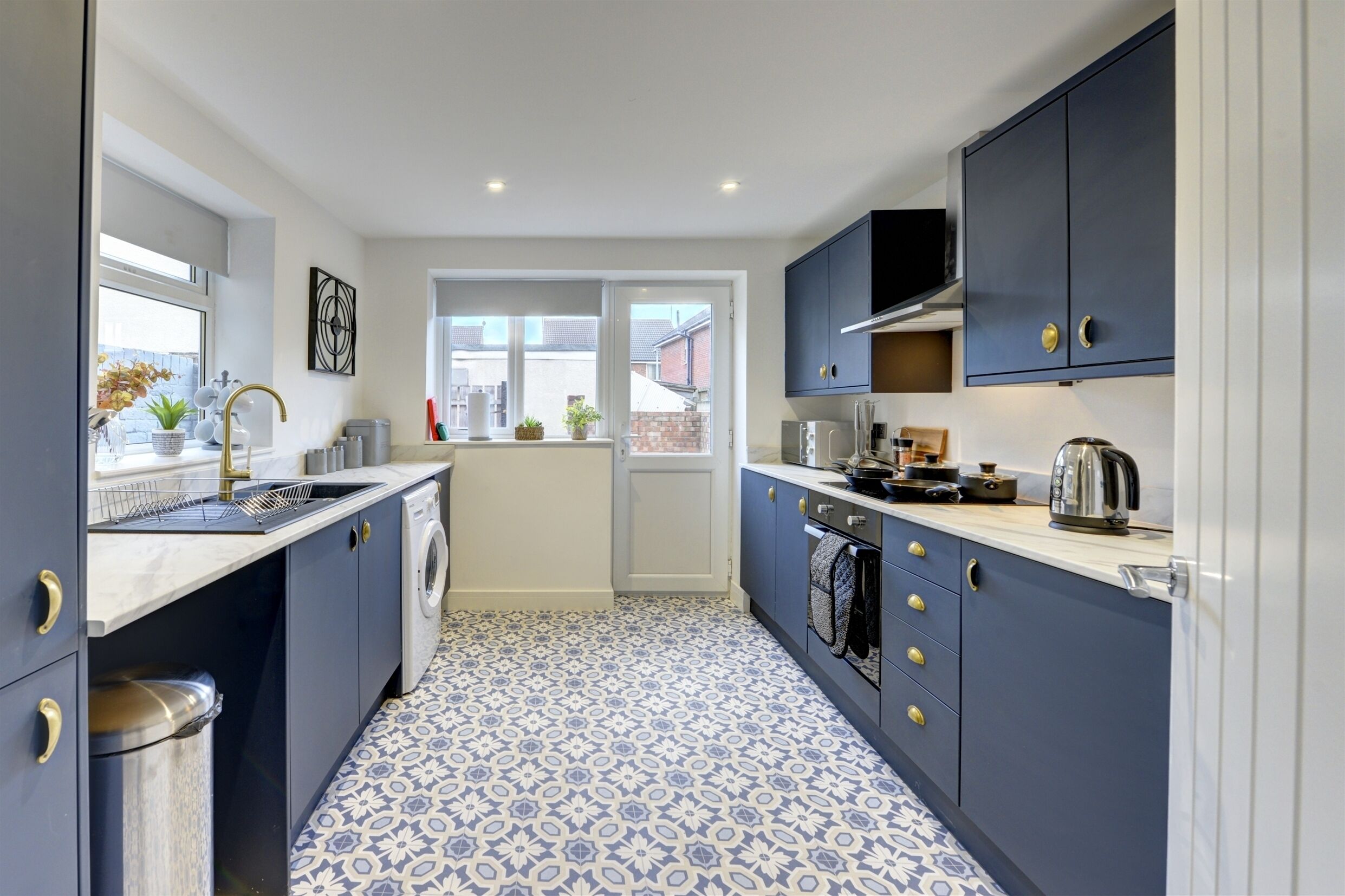 雪櫃、微波爐、焗爐、爐具