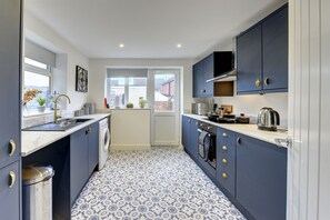 Fridge, microwave, oven, stovetop - Stylish and Beautiful 3 Bed House (Hull)