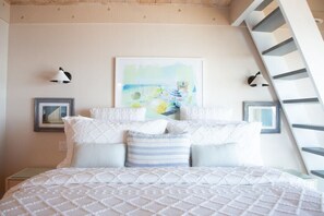 2 bedrooms, desk, iron/ironing board, travel crib - Seascape Front Row: Ocean Front, Pool & Spa (Solana Beach)