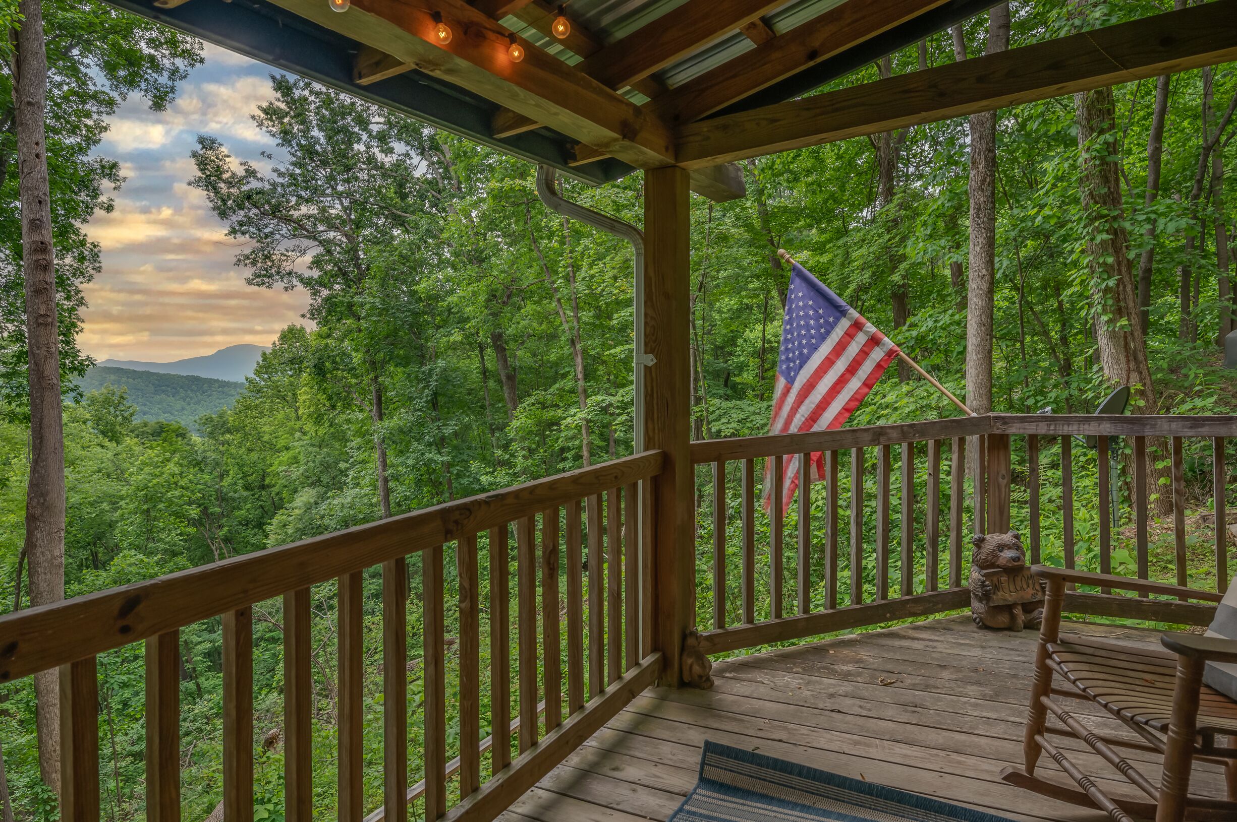 Private Cabin in Heart of Lake Lure. Perfect Getaway. Great Deal!!