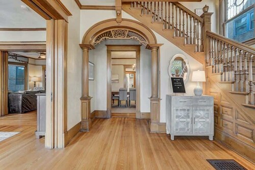 Crescent Mansion! Walk DT, Golf, BBQ