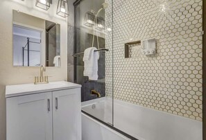 Badewanne, Haartrockner, Handtücher, Shampoo