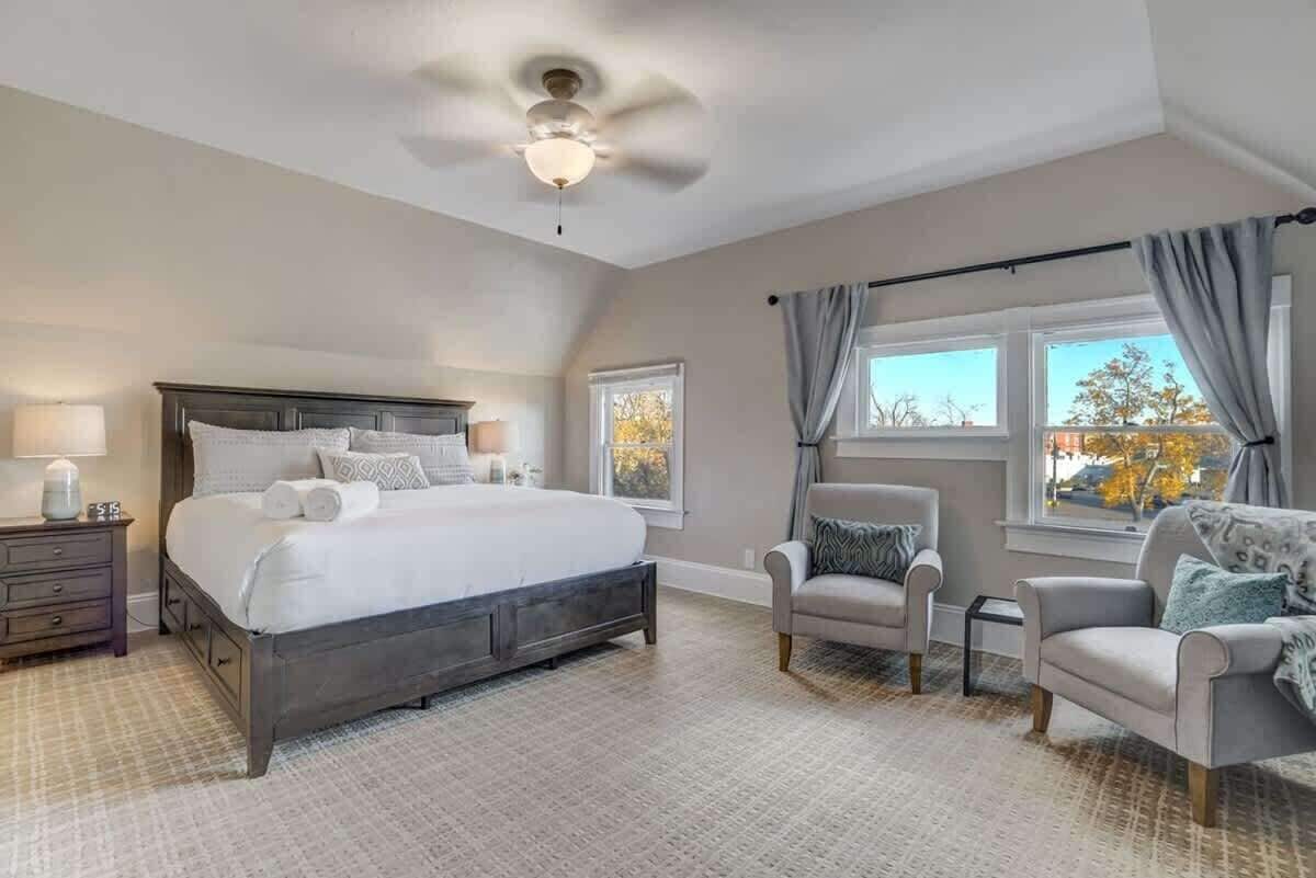 2 habitaciones, tabla de planchar con plancha, cuna de viaje y wifi 