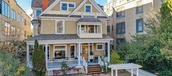 Crescent Penthouse! Holiday Home w Hot Tub & Golf