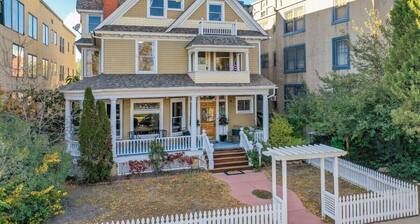 Crescent Penthouse! Holiday Home w Hot Tub & Golf