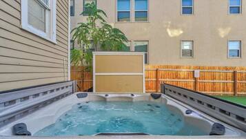 Tina de hidromasaje al aire libre