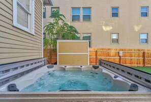 Tina de hidromasaje al aire libre