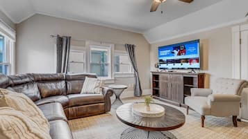 Televisión y chimenea