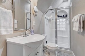 Shower, hair dryer, towels, shampoo - Crescent Penthouse! Holiday Home w Hot Tub & Golf (Colorado Springs)