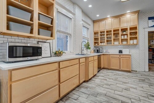 Crescent Estate! Mtn Views, Walk DT, Golf, Hot Tub