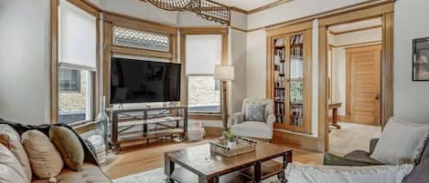 Télévision, cheminée