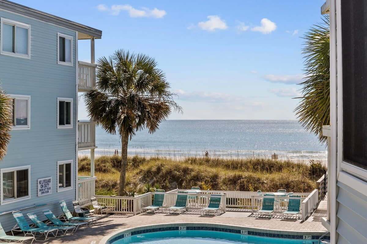Beachfront, Ocean View condo w/ Pool & Comfy Beds!
