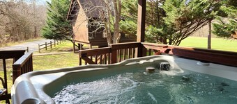 Mountain Views, River Frontage & HotTub + Country!