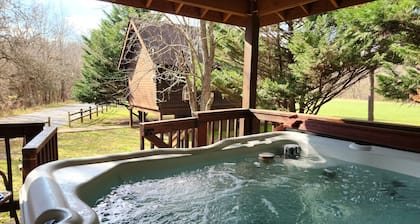 Mountain Views, River Frontage & HotTub + Country!