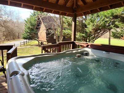 Mountain Views, River Frontage & HotTub + Country!