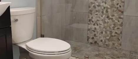 Douche, sĂšche-cheveux, serviettes fournies, savon