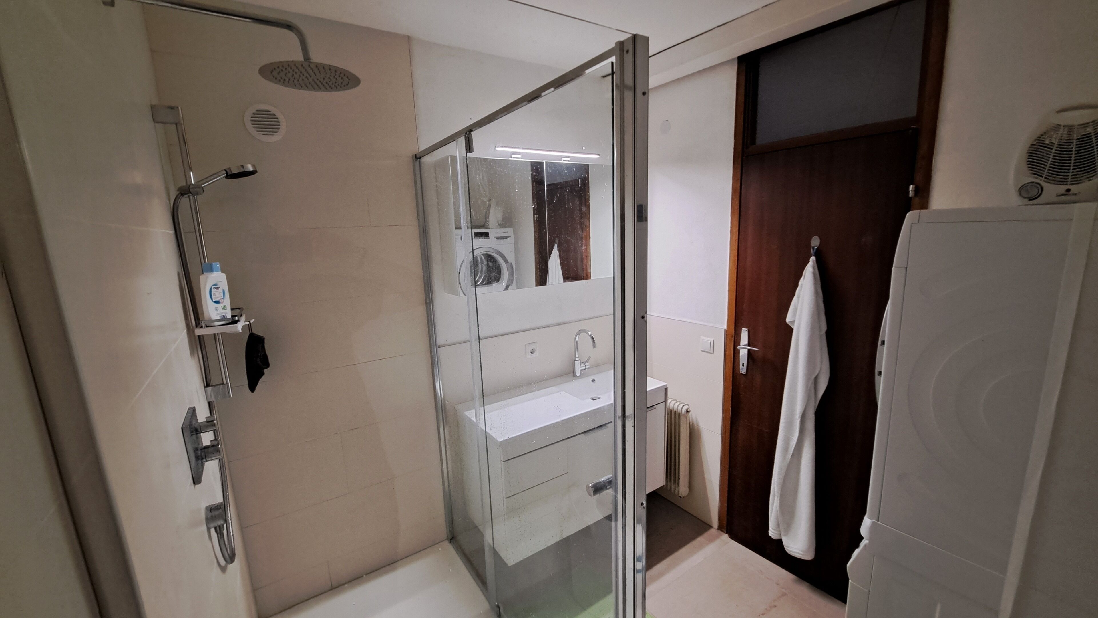 Dusche, Haartrockner, Handtücher, Seife