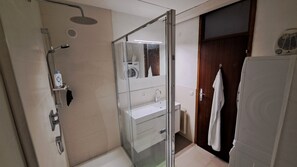 Douche, sèche-cheveux, serviettes fournies, savon