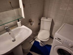 Badewanne, Haartrockner, Handtücher, Seife