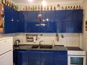 Kühlschrank, Ofen, Wasserkocher mit Kaffee-/Teezubehör, Wasserkocher