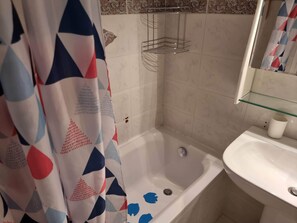 Badewanne, Haartrockner, Handtücher, Seife