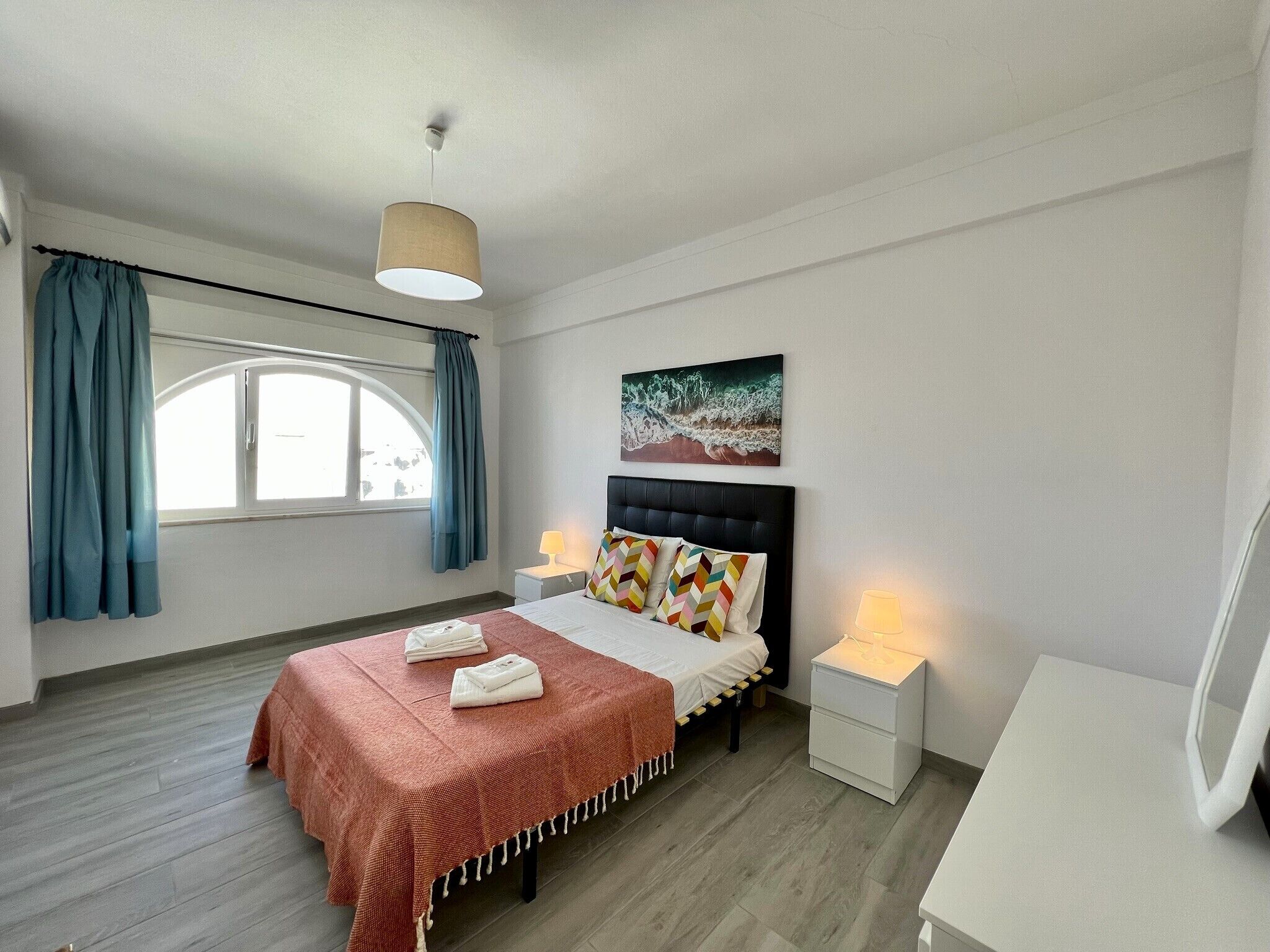 2 slaapkamers, een strijkplank/strijkijzer, gratis wifi, beddengoed