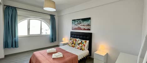 2 室のベッドルーム、アイロン / アイロン台、WiFi (無料)、ベッドシーツ