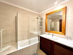 Baignoire, séchoir à cheveux, serviettes fournies