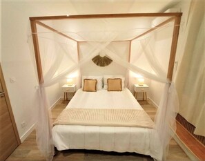 1 slaapkamer, een bureau, geluiddichte muren