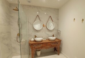 Een douche, gratis toiletartikelen, een haardroger, handdoeken