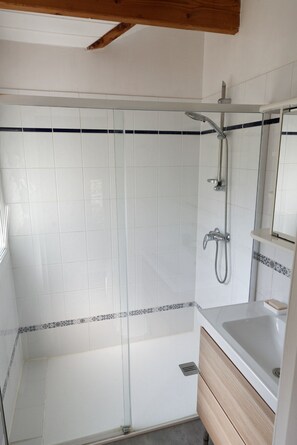 Ensemble douche/baignoire, sèche-cheveux, serviettes fournies