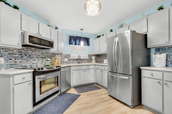 Fridge, microwave, oven, stovetop - 🏝️Gazebo-Close to Beach-2BR The Pal House (Navarre)