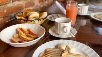 Esmorzar diari de cuina local gratuït