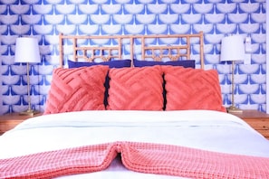 2 bedrooms, iron/ironing board, WiFi, bed sheets - The Duval House (Gloucester)