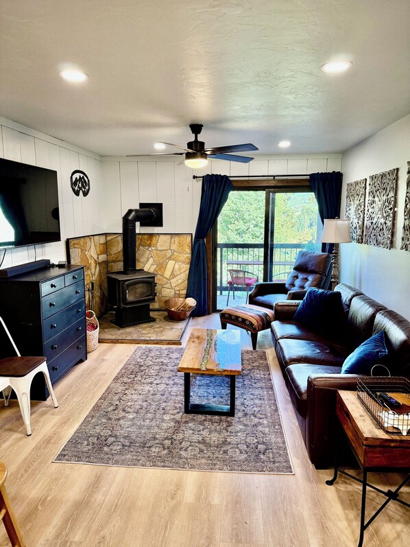 Een smart-tv en een open haard