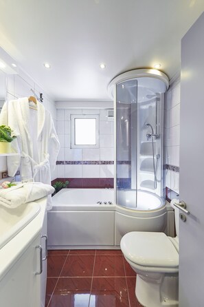 Ensemble douche/baignoire, baignoire à jets, sèche-cheveux