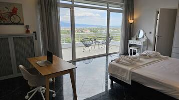 10 chambres, coffres-forts dans les chambres, bureau