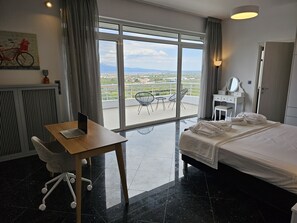 10 bedrooms, in-room safe, desk, iron/ironing board